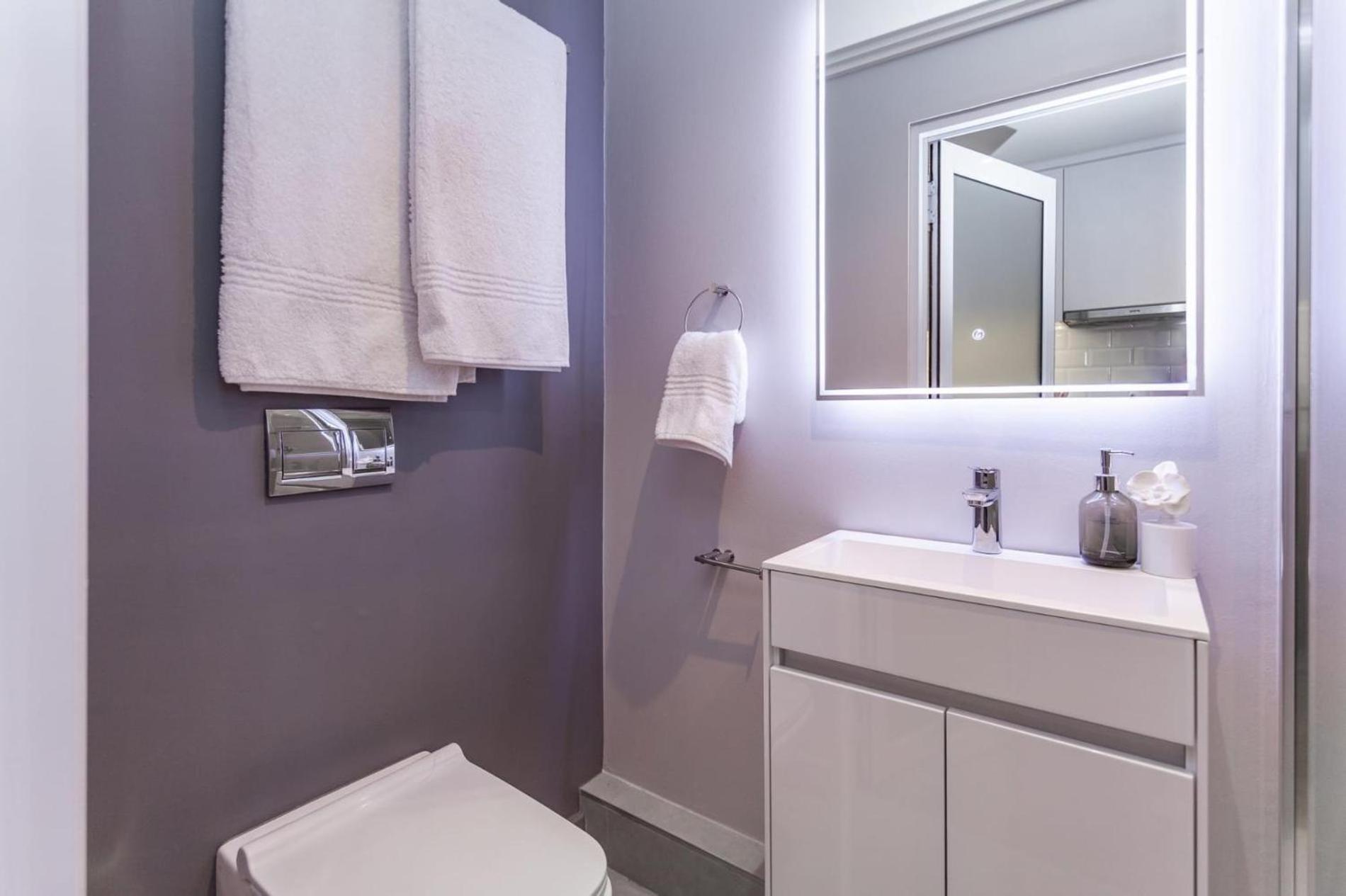 Lively Space In A Vibrant, Woodstock Area *