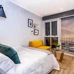 Lively Space In A Vibrant, Woodstock Area