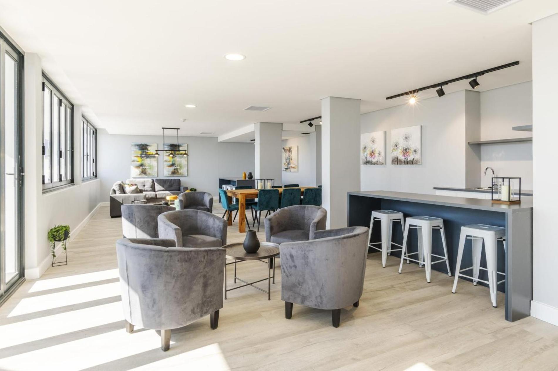 Lively Space In A Vibrant, Woodstock Area *